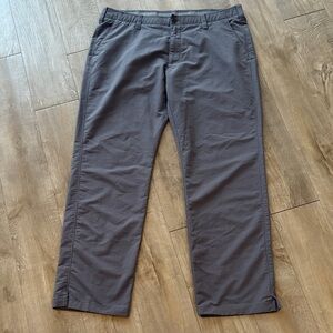 Under Armour Men’s Grey Pin Strip Golf Pants 40x32 *measures 38x32*